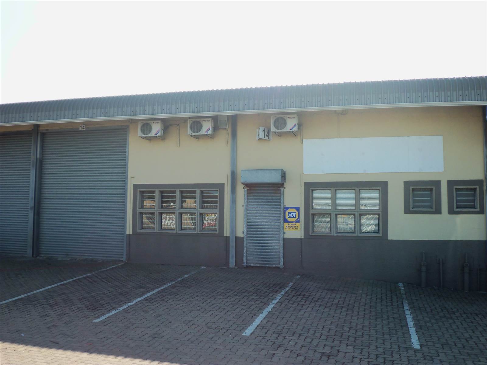 200  m² Industrial space in Alton photo number 2