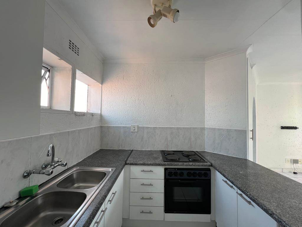 2 Bed Townhouse in Booysens Reserve photo number 4