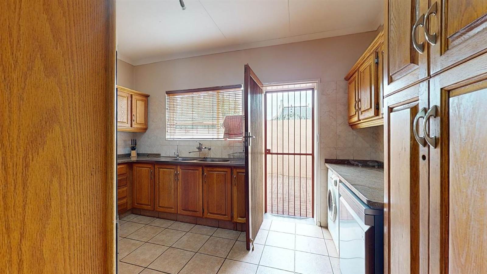 3 Bed Townhouse in Potchefstroom Central photo number 7