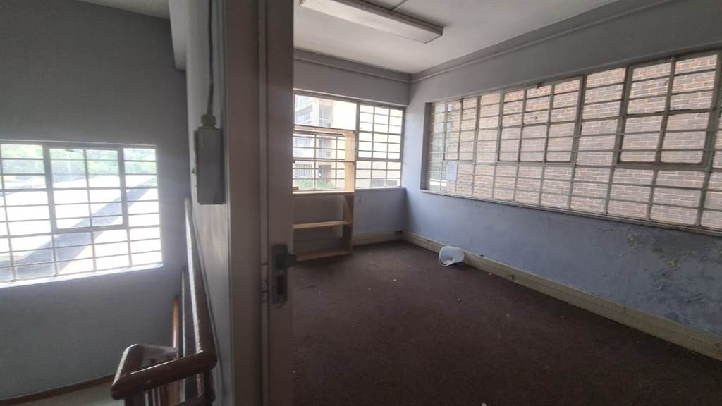 325  m² Commercial space in Pretoria Central photo number 11