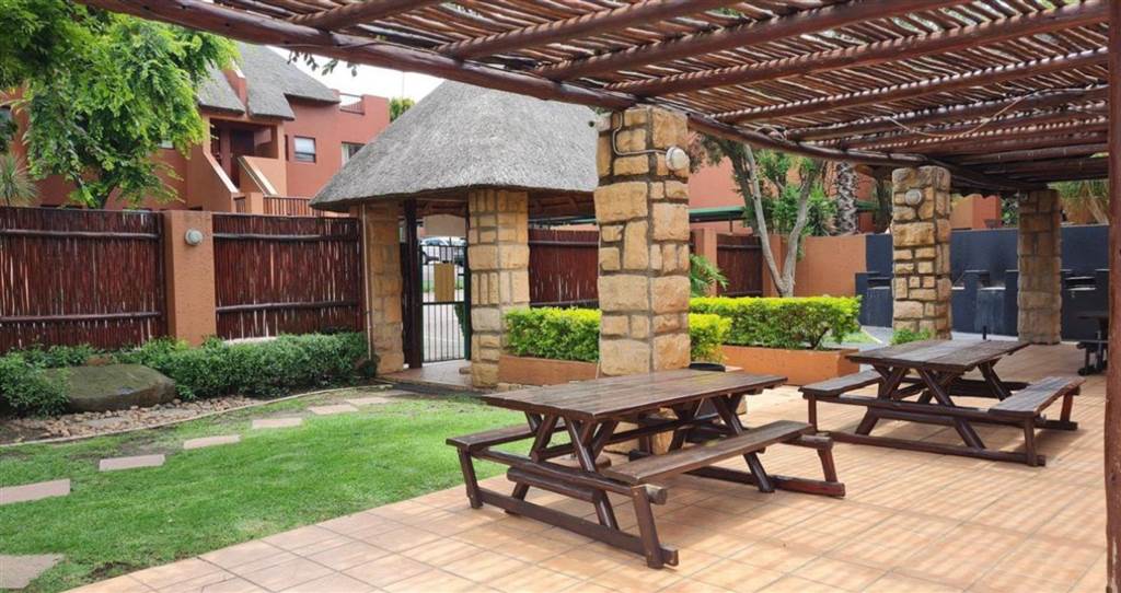 1 Bed Townhouse in Sunninghill photo number 11