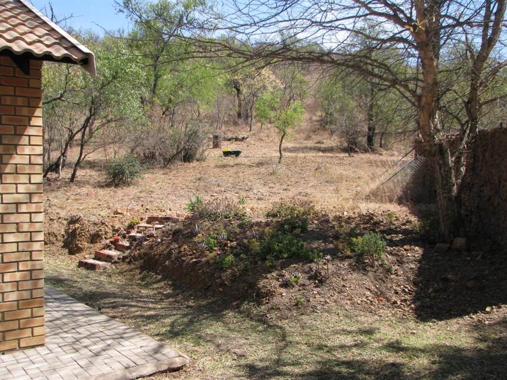 2 Bed House in Naboomspruit photo number 25