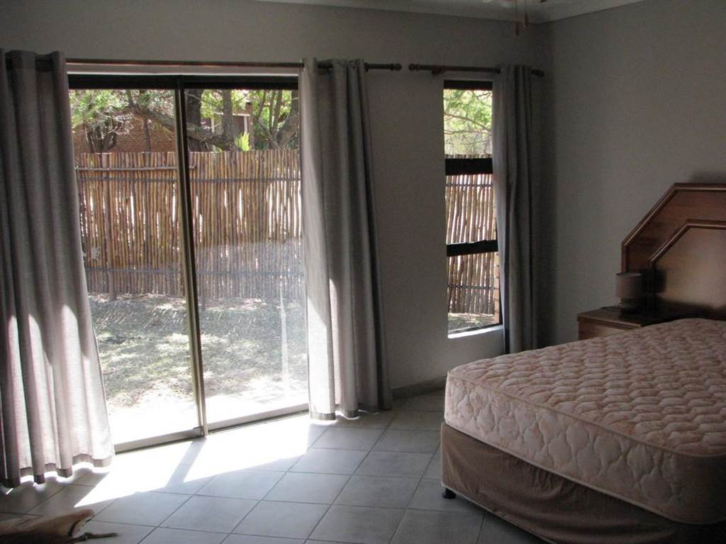 2 Bed House in Naboomspruit photo number 15