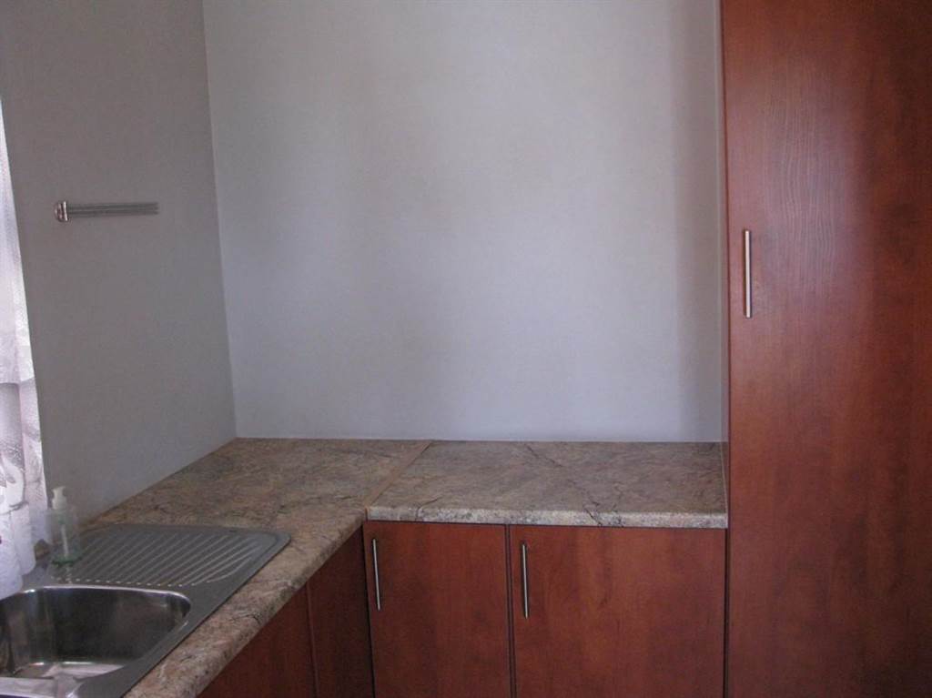 2 Bed House in Naboomspruit photo number 8