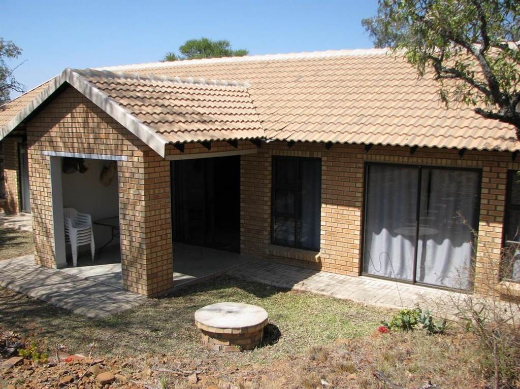 2 Bed House in Naboomspruit photo number 3