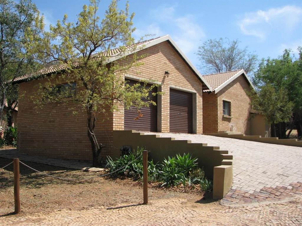 2 Bed House in Naboomspruit photo number 2