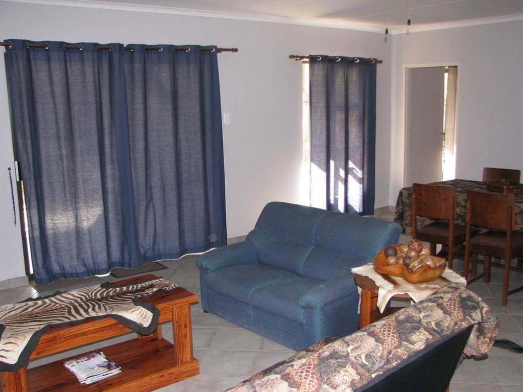 2 Bed House in Naboomspruit photo number 11