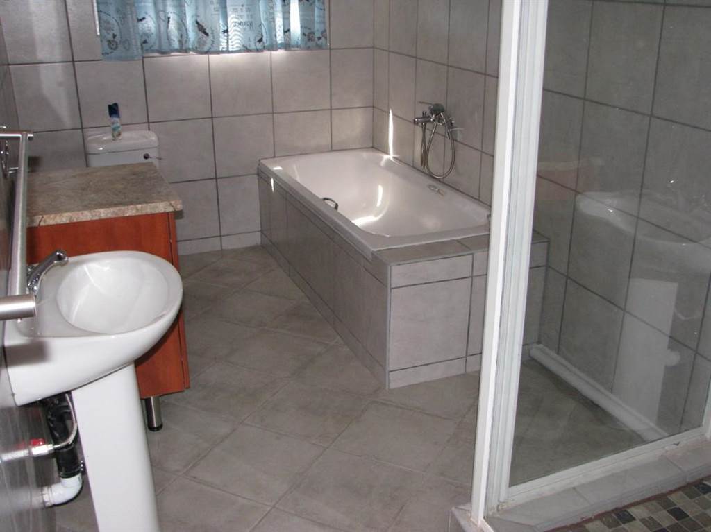 2 Bed House in Naboomspruit photo number 18