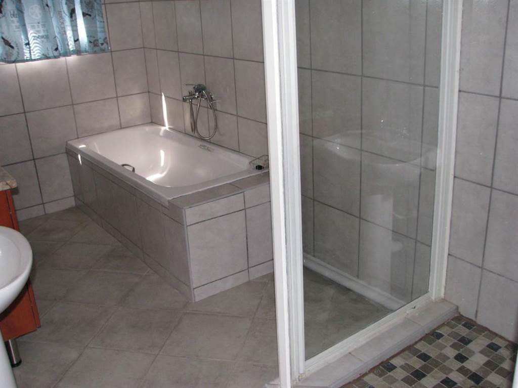 2 Bed House in Naboomspruit photo number 19