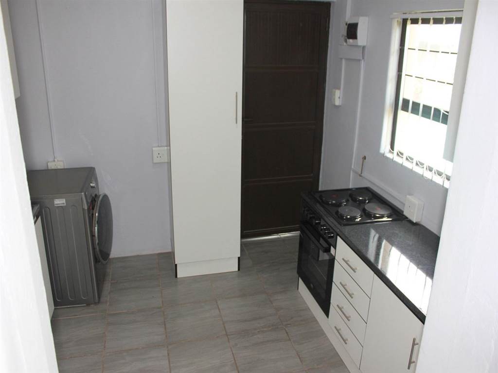 Bachelor apartment in Illovo Glen photo number 3