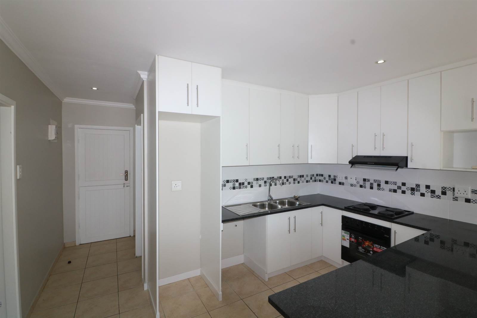2 Bed Apartment in Mt Edgecombe photo number 2