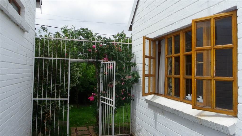 3 Bed Townhouse in Harrismith photo number 11