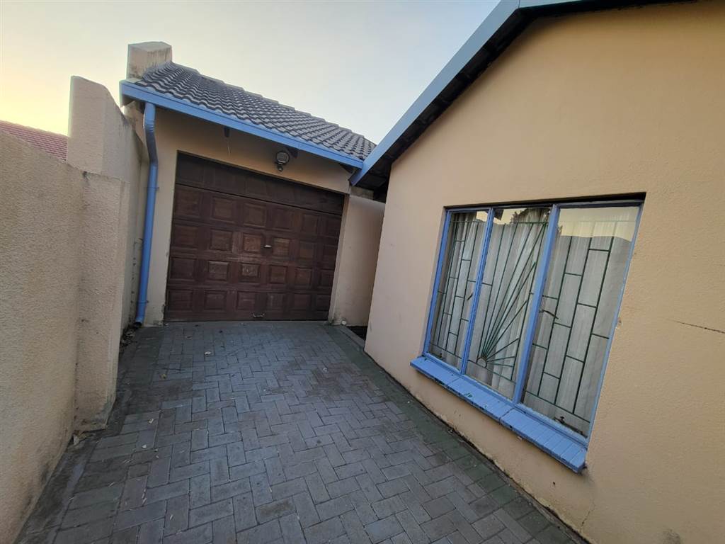 5 Bed House in Tlhabane photo number 2