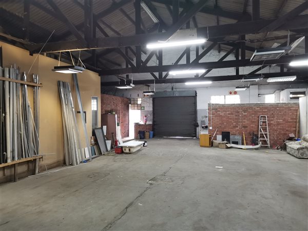 873  m² Industrial space