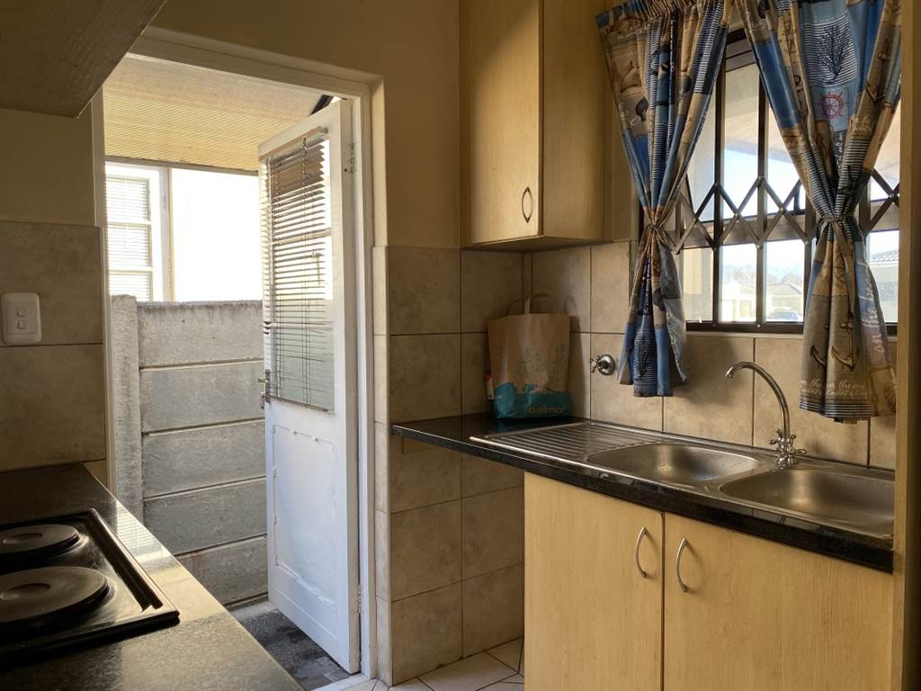 2 Bed Townhouse in Muizenberg photo number 7