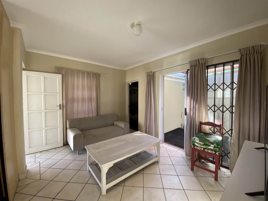 2 Bed Townhouse in Muizenberg photo number 4