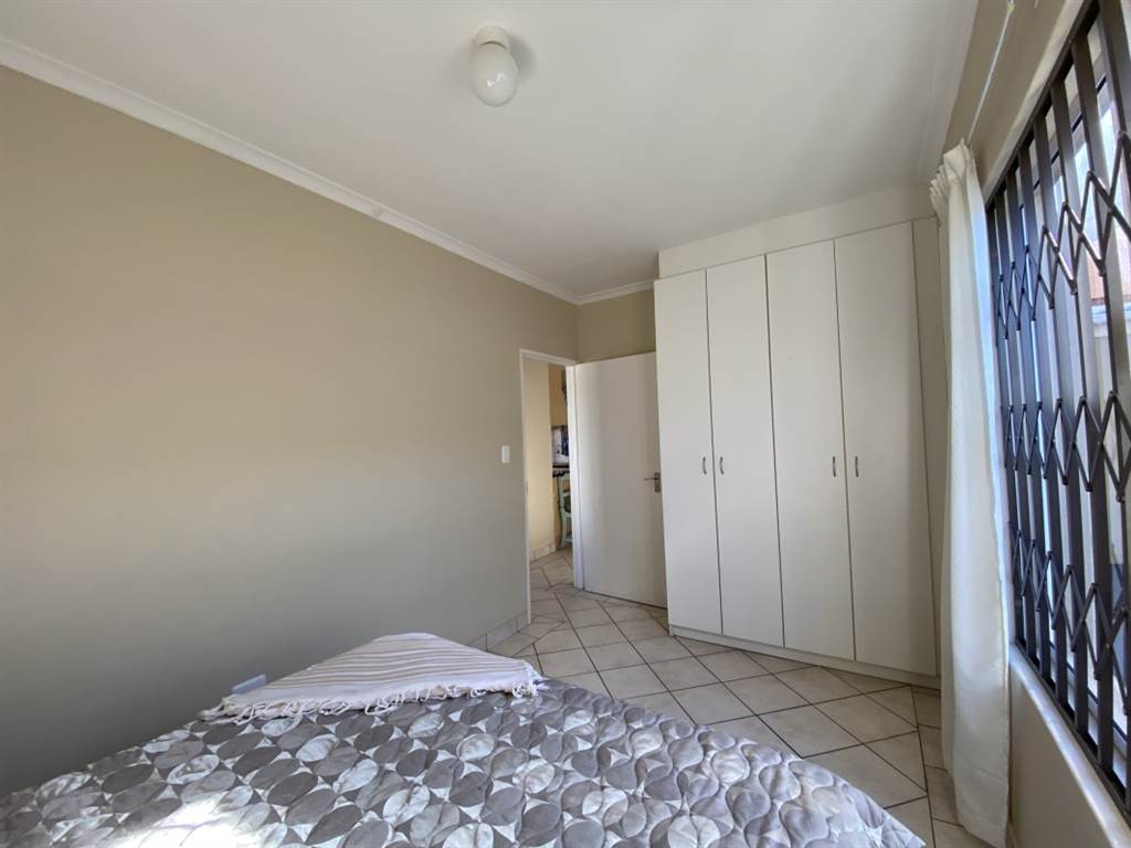 2 Bed Townhouse in Muizenberg photo number 11