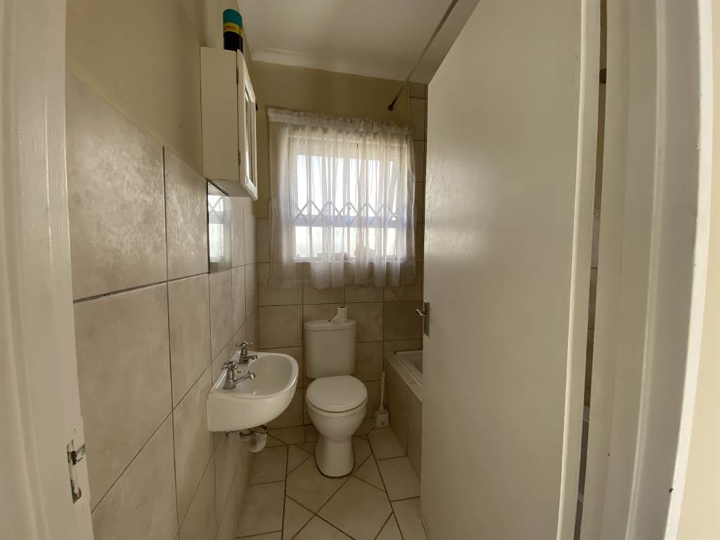 2 Bed Townhouse in Muizenberg photo number 15