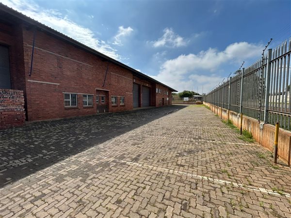 5 560  m² Industrial space