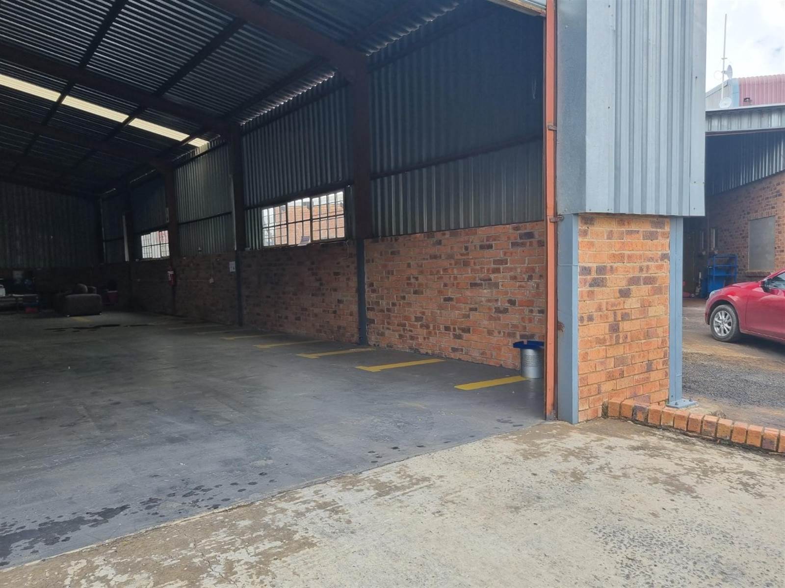 300  m² Industrial space in Hamilton photo number 3
