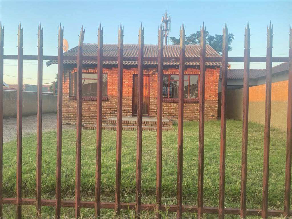 2 Bed House in Mafikeng photo number 7