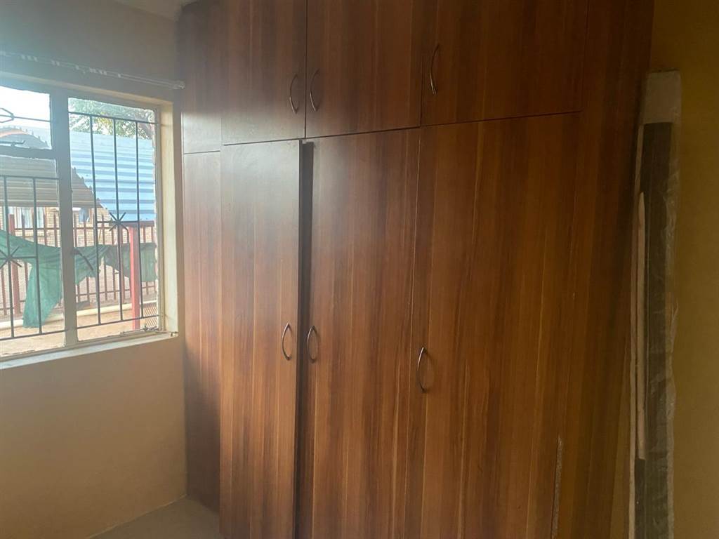 2 Bed House in Mafikeng photo number 4