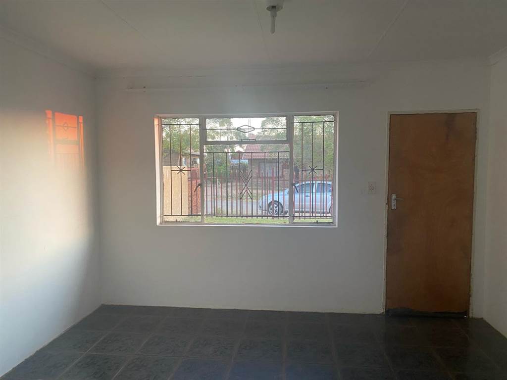 2 Bed House in Mafikeng photo number 2