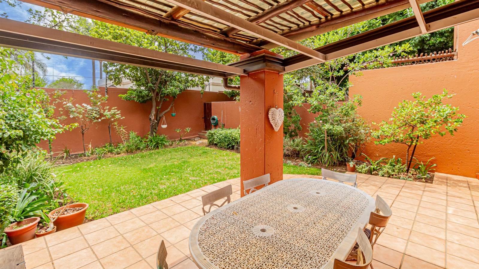 2 Bed Apartment for sale in Sunninghill T4840161 Private Property