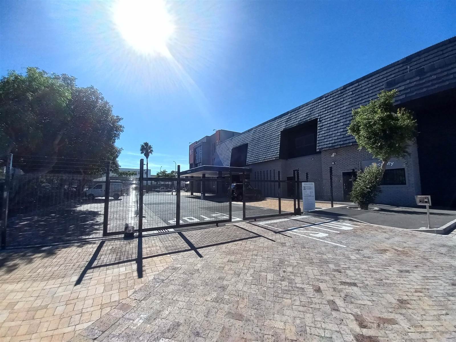 183  m² Commercial space in Pinelands photo number 2