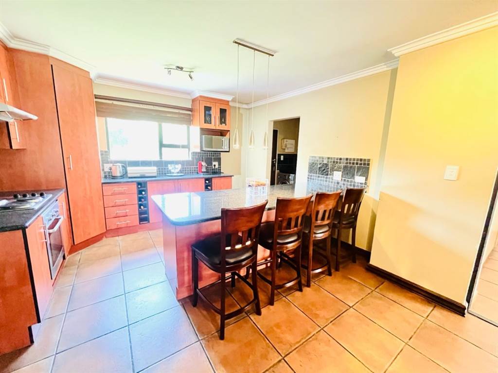 2 Bed Townhouse in Fourways photo number 7