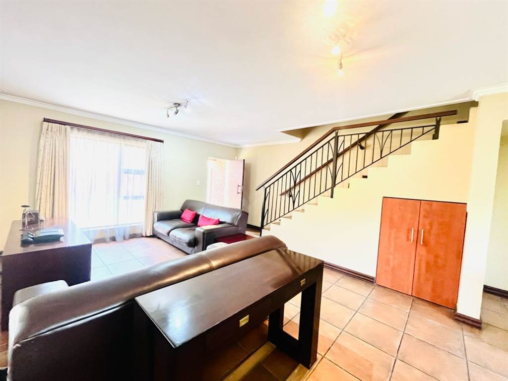 2 Bed Townhouse in Fourways photo number 13