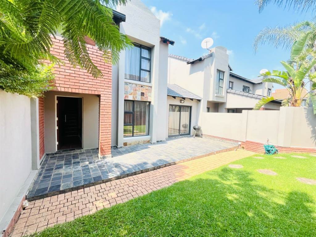 2 Bed Townhouse in Fourways photo number 3