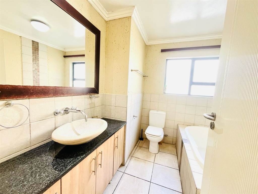 2 Bed Townhouse in Fourways photo number 17