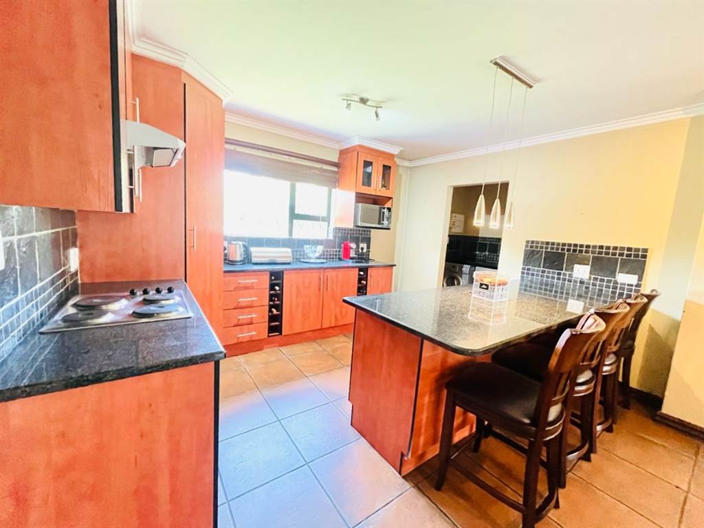2 Bed Townhouse in Fourways photo number 9