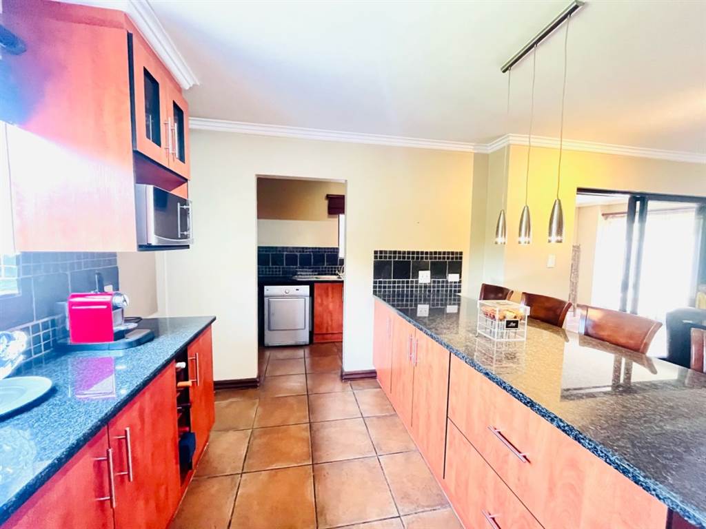 2 Bed Townhouse in Fourways photo number 6