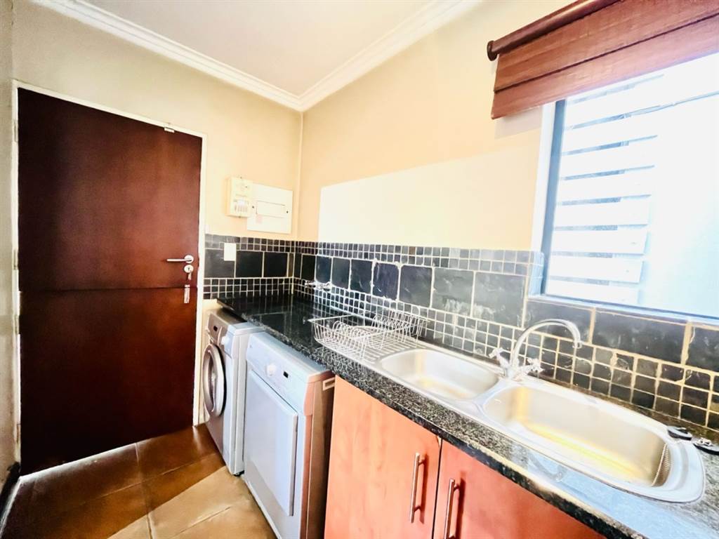 2 Bed Townhouse in Fourways photo number 11