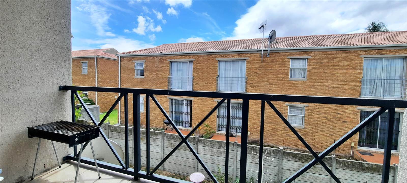 2 Bed Apartment in Vredekloof photo number 9