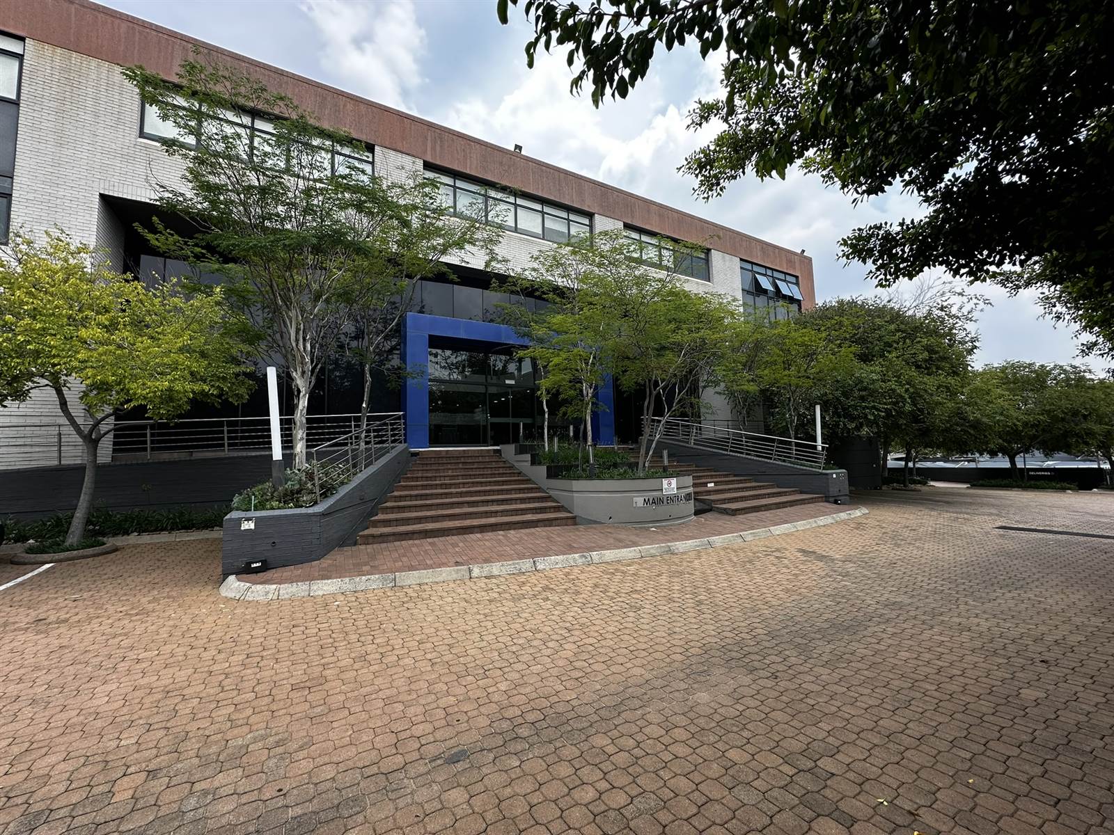 753  m² Commercial space in Sunninghill photo number 1