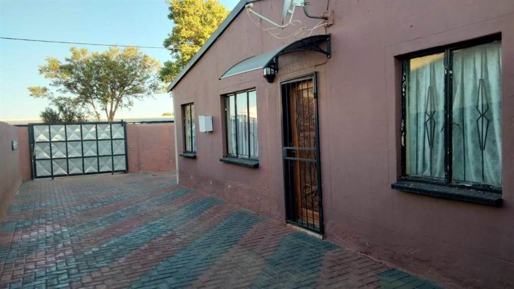 3 Bed House in Protea Glen photo number 17