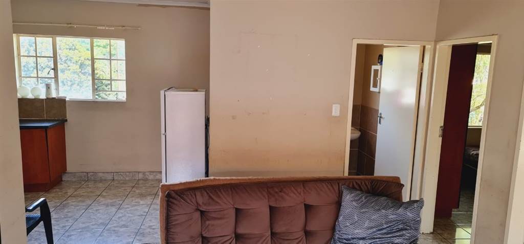 2 Bed Apartment in Rustenburg Central photo number 4