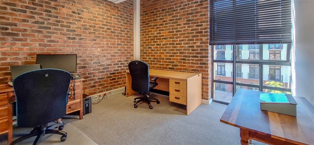 30  m² Office Space in Onder Papegaaiberg photo number 2