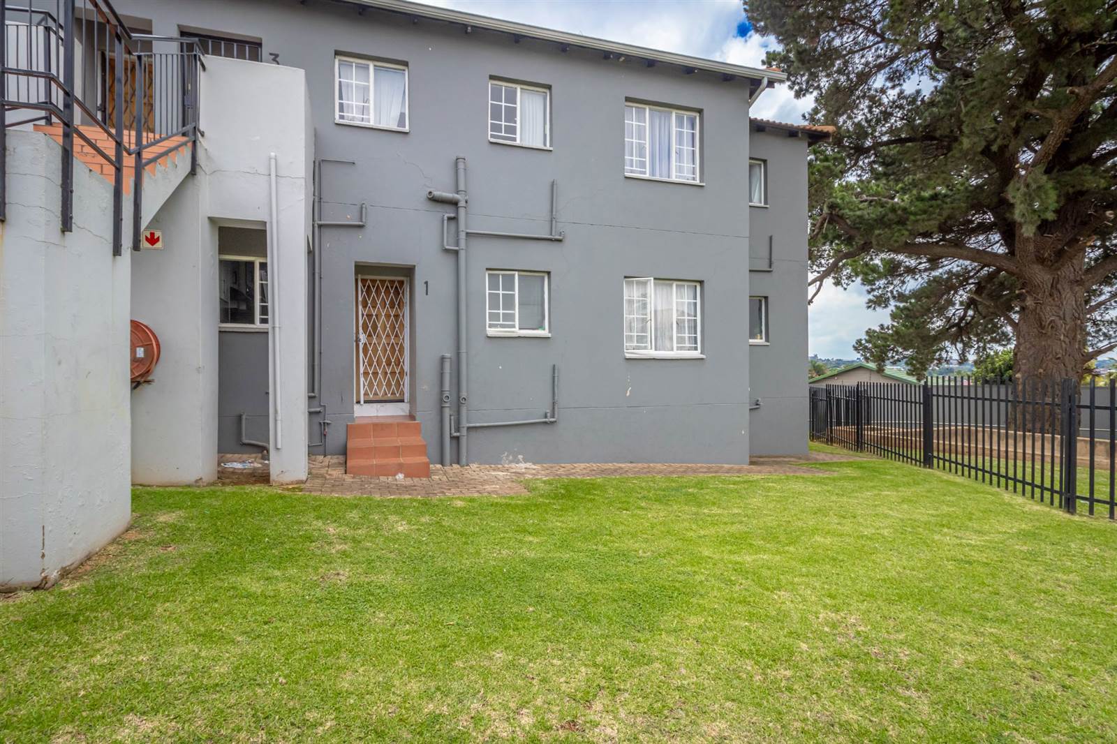 3 Bed Townhouse in Grobler Park photo number 13