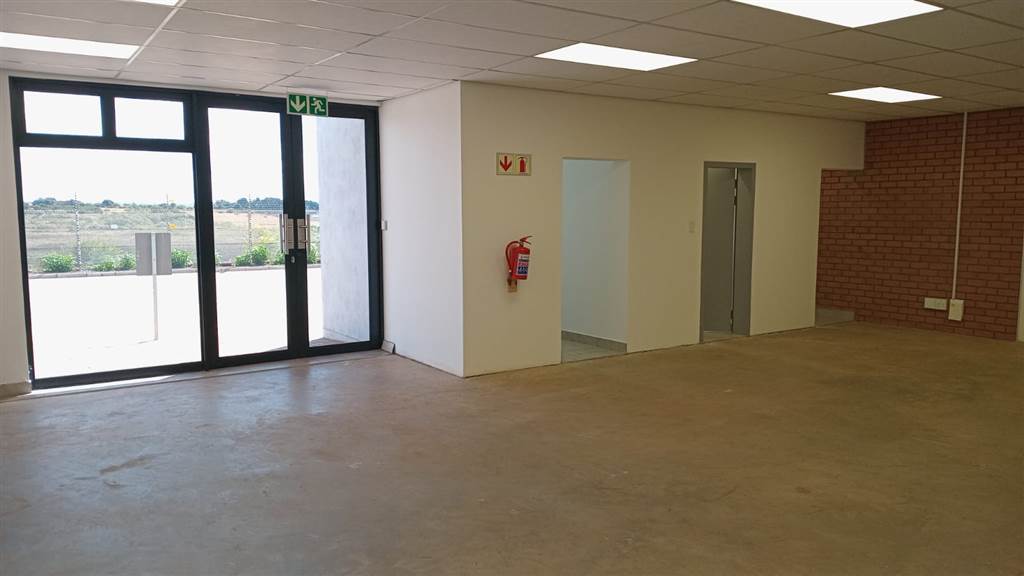 696  m² Industrial space in Olifantsfontein photo number 2