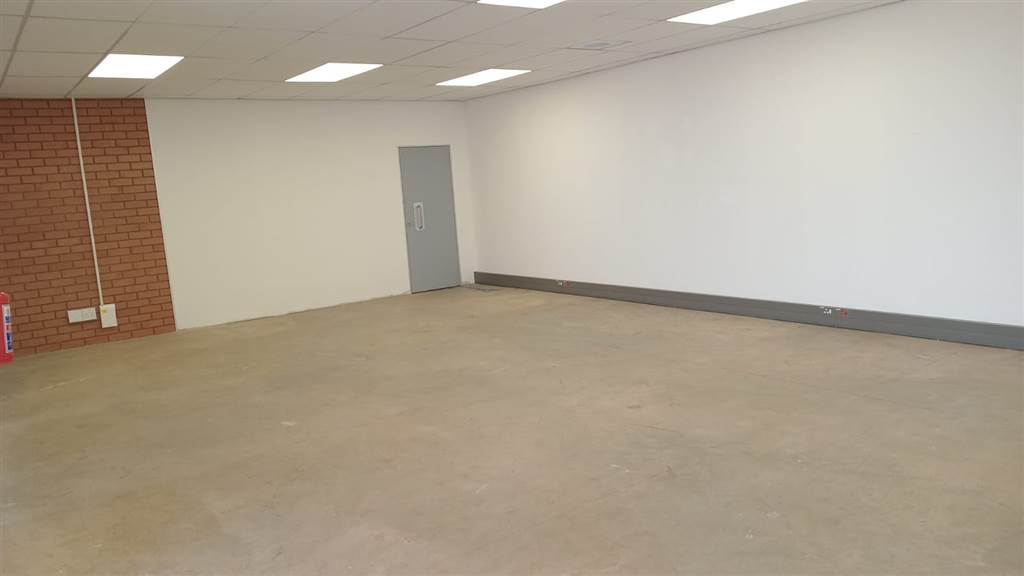 696  m² Industrial space in Olifantsfontein photo number 3