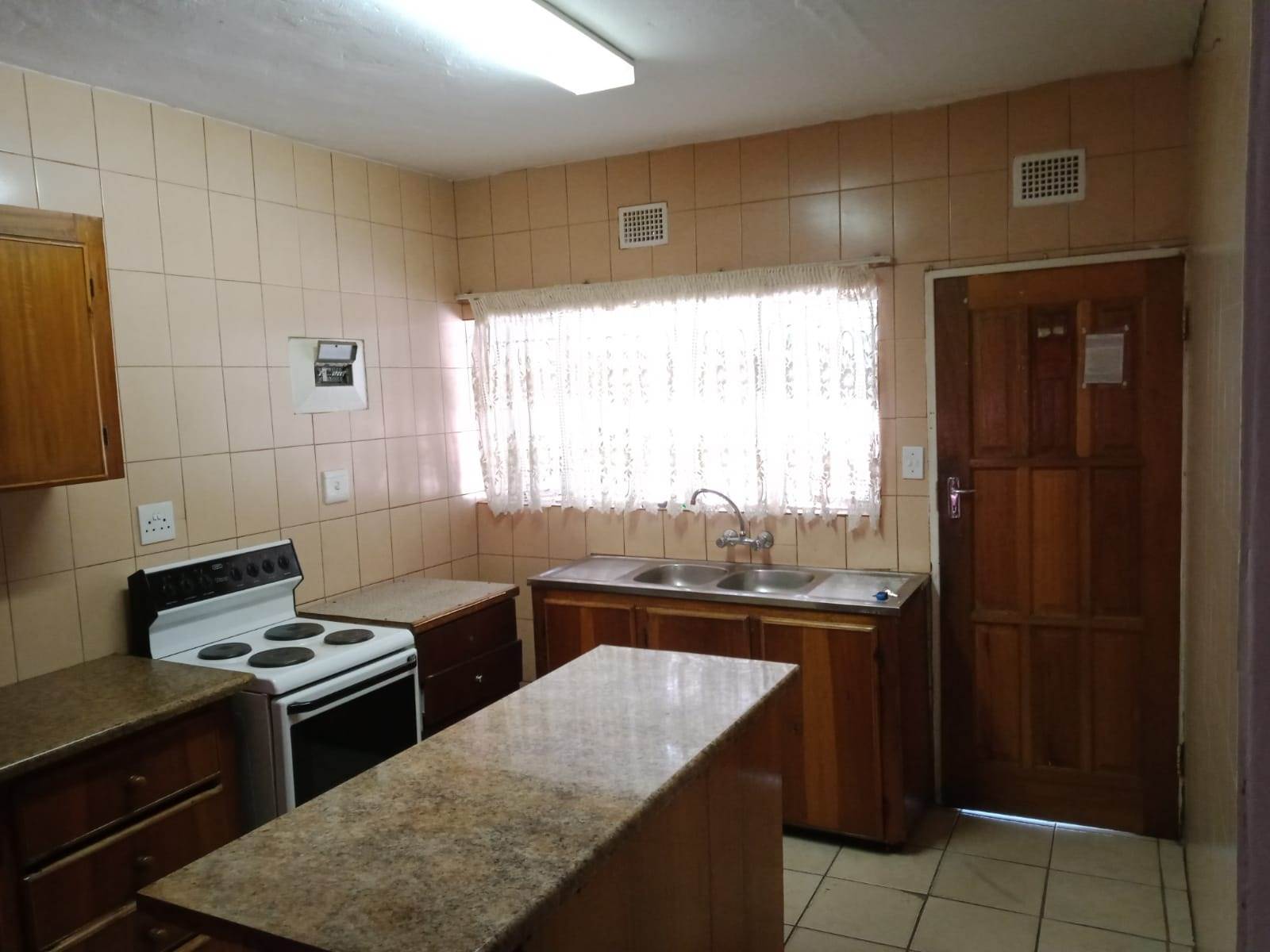 2 Bed Apartment in Mokopane photo number 2