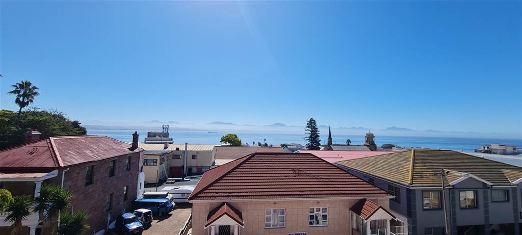 3 Bed Apartment in Mossel Bay Central photo number 1