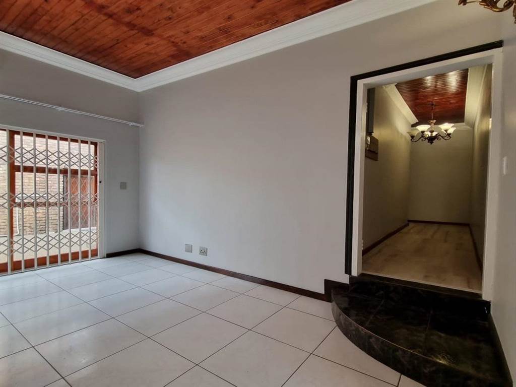 2 Bed Flat in Garsfontein photo number 4