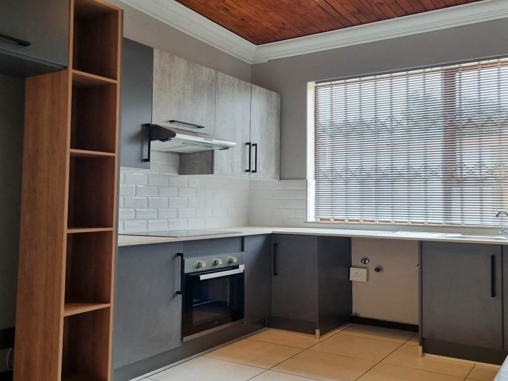 2 Bed Flat in Garsfontein photo number 7