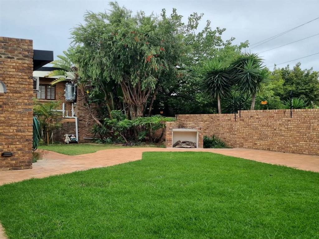 2 Bed Flat in Garsfontein photo number 12