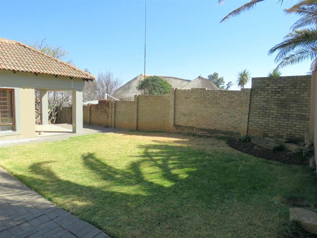 3 Bed Townhouse in Bergsig photo number 12